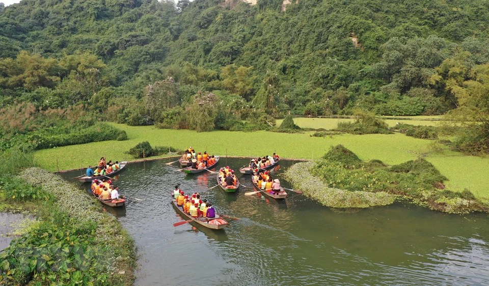 位于宁平省宁平市华闾县宁海乡，通岩鸟园生态旅游区是一个汇聚文化、信仰、自然生物多样性等因素的旅游景点。图自越通社