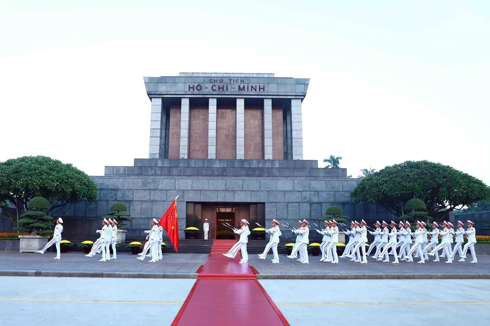 值此9·2国庆节之际，8月31日上午，升旗仪式在历史性的巴亭广场隆重举行。78年前胡志明主席在此地宣读《独立宣言》，宣告越南民主共和国，即现在的越南社会主义共和国诞生，为越南开辟了独立自由的新纪元。 图自 越通社