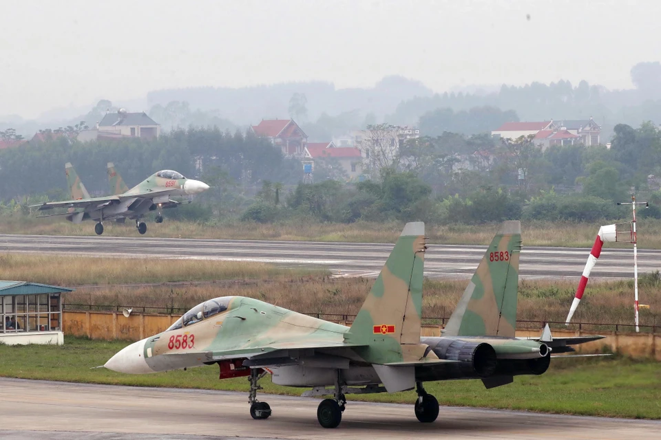 Su-30MK2飞机为2022年国际防务展上进行空中飞行演练后降落。 图自越通社