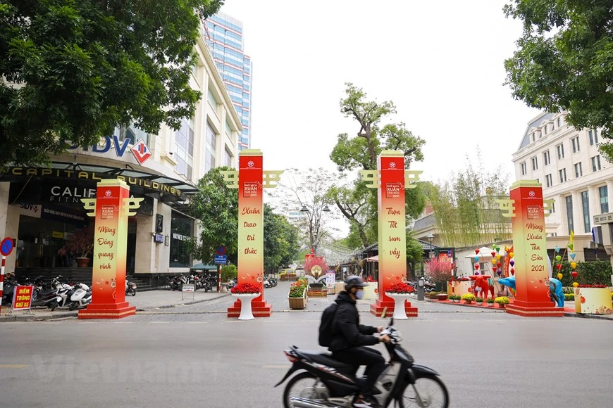 “2021年辛丑春节图书街”活动于大年初三（即2月14日）在河内市陈兴道坊12·19街举行。该活动由河内通信传媒局同还剑郡人民委员会配合举行。因受新冠肺炎疫情的影响，今年图书街各项活动规模被缩小。组委会已取消开幕式和关于阅读文化以及春节文化的座谈会。图自Vietnam+