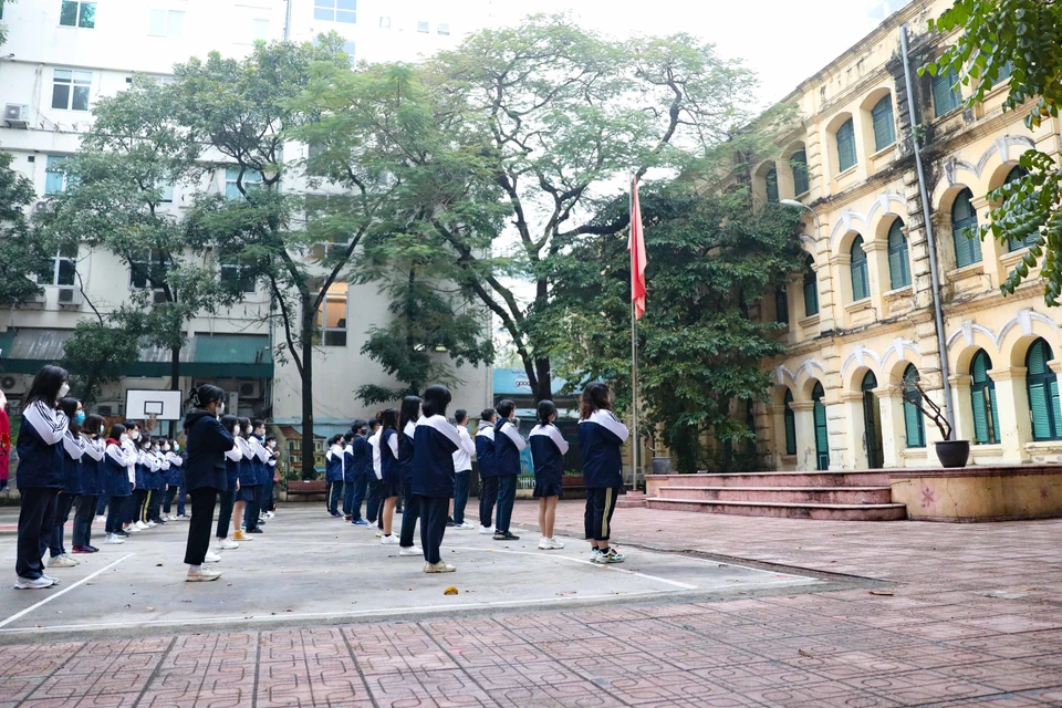 2月7日上午，河内市越德高中学校三年级学生重返学校上学。图自越通社