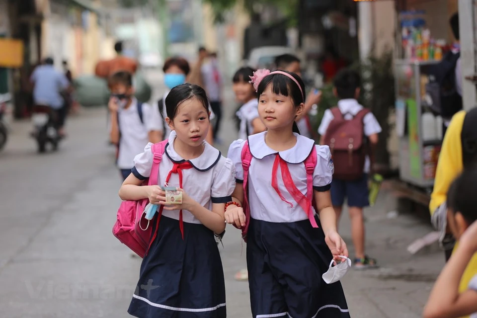 在河内还剑郡福新小学校，尽管8点才上课，但从早上6点半很多学生已到学校。越通社记者 明山 摄