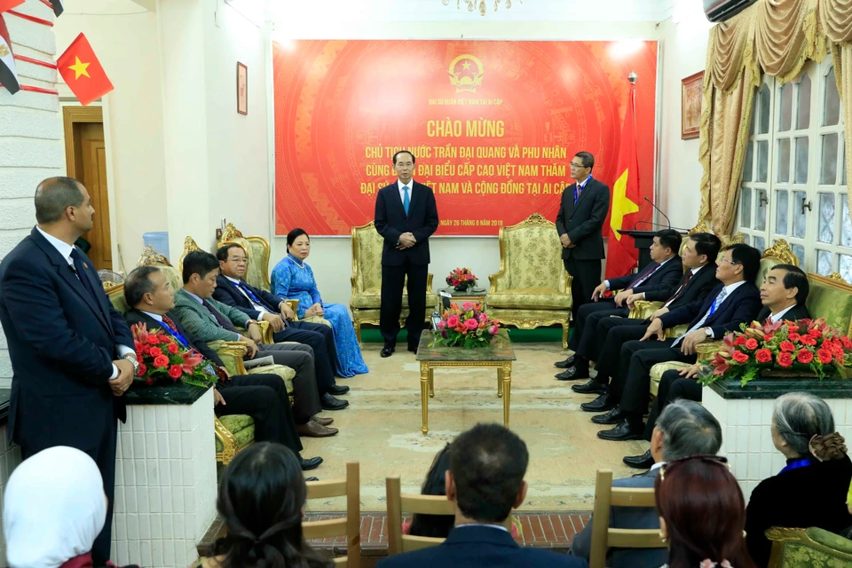  8月26日，陈大光一行抵达开罗并于当日晚上走访越南驻埃及大使馆，同大使馆工作人员和在埃及越南人代表亲切交谈。越通社记者 颜创 摄