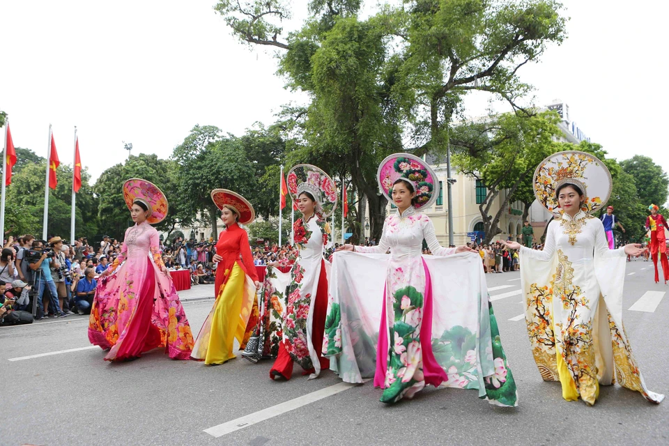 街头狂欢节于7月29日在河内步行街举行，吸引了业余和职业演员、各手工艺村艺人共5000人参加。越通社记者 成达 摄