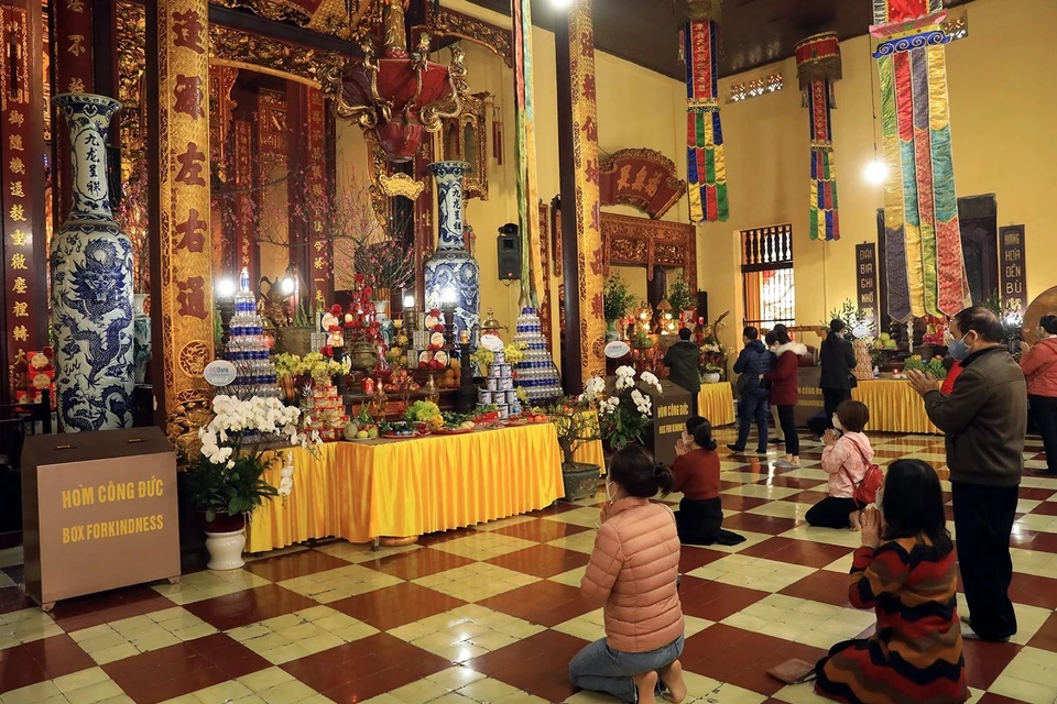 新春之际，人们去馆使寺烧香祈福。图自越通社