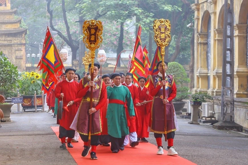 据历史记载，向皇帝进贡历书仪式于每年农历12月24日举行。参加仪式的官员要穿官服。图自 越通社