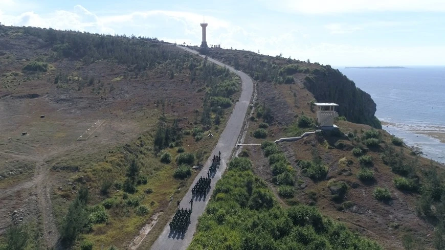 34名战士共同把越南国旗送到李山岛最高山峰——泰来峰上。越通社记者 林潘 摄