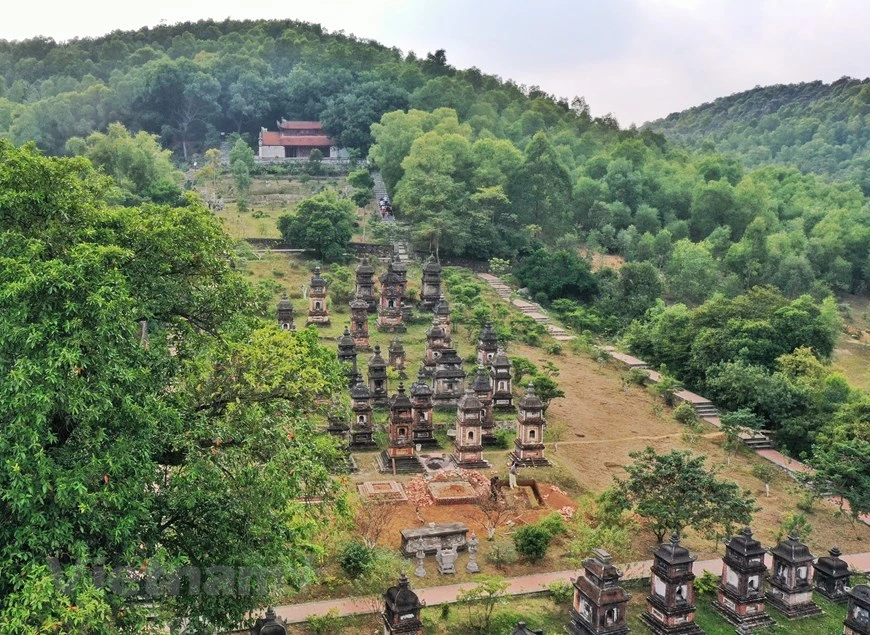 补陀寺，全称补陀山观音寺，是北江省大型佛教中心，也是黎忠兴时期林济禅派的祖庭。补陀寺是历史悠久的古寺，于17、18世纪扩建并迅速壮大。300多年来，这里一直是林济禅派僧众信徒修行和学禅的地方。陀寺里有面积近8000平方米的塔园 ，是瘗藏着各位僧尼佛子的舍利和骨灰的地方。图片来源： Vietnam+