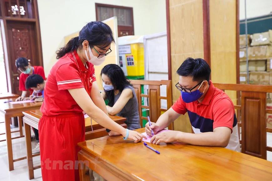 目前越南国家血库出现紧急状态，因此近段时间，前来越南中央血液学与输血医学院报名参加无偿献血活动的人数日益增加。接受血液和血液成分科副科长武光兴硕士、医生表示，该院按照不同的时间段安排献血者进行献血。医务人员和志愿者在门口引导人们按照卫生部的规定执行防疫规定。在里面，组委会合理安排的人和人的距离，确保献血者的安全。图自Vietnam+