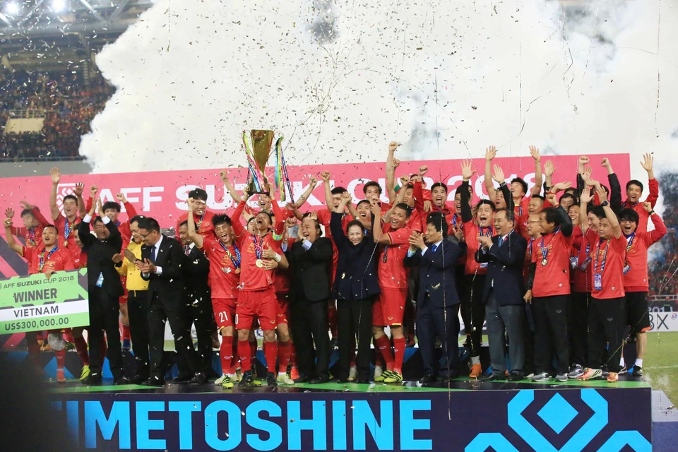 2018年铃木杯东南亚足球锦标赛（AFF Suzuki Cup 2018）决赛次回合12月15日晚在越南河内美亭体育场进行。越南队1比0击败马来西亚队，夺得冠军。越南政府总理阮春福向越南队表示祝贺并颁发冠军杯。图片来源：越通社