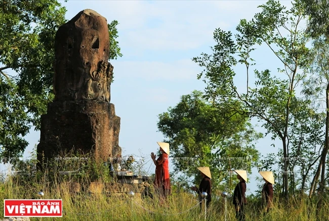 北宁省居民每月农历初一和十五前来大览神光寺的古石柱上香祈福。（图片来源：越通社）