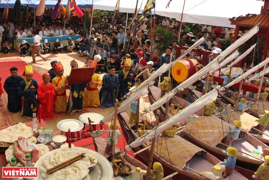 李山岛上的居民进行黄沙兵替身祭礼。越通社记者 功达 摄