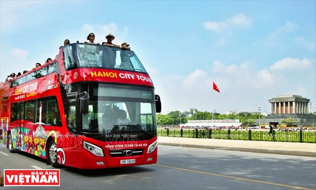 双层巴士旅游线路给来到首都河内的游客带来难忘的体验。图自越通社