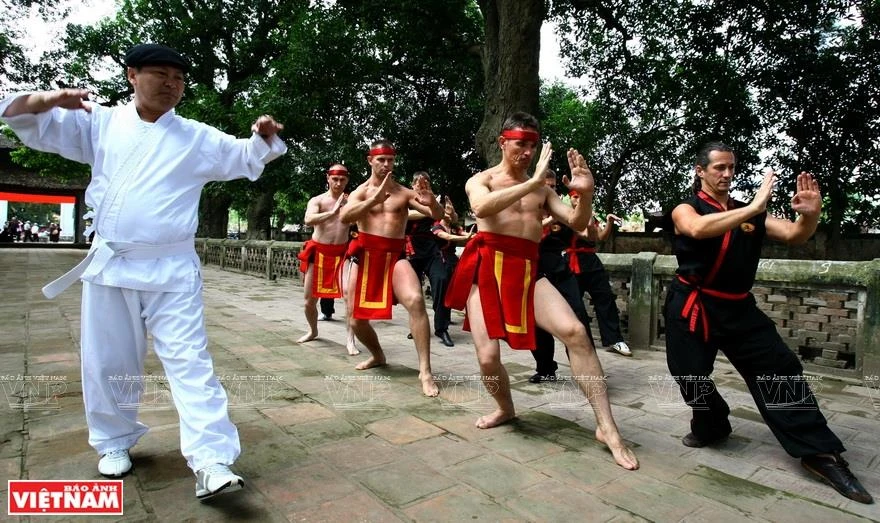 一南是越南人悠久的独特武术门派并吸引众多外国人学习。图自 越南画报