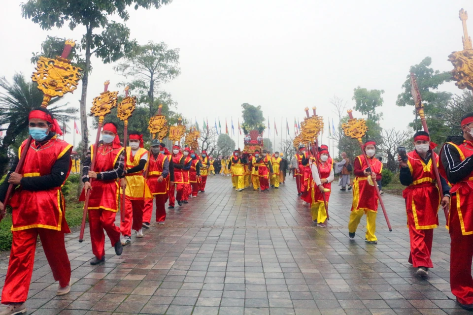 三祝寺庙会期间，组委会举办迎水仪式，祈求国泰民安、阖家幸福。图自越通社