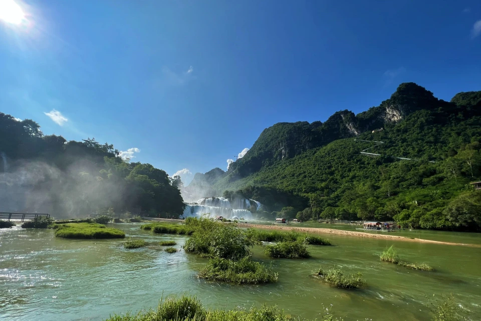 秋天的板约瀑布景色美丽迷人。图自越通社