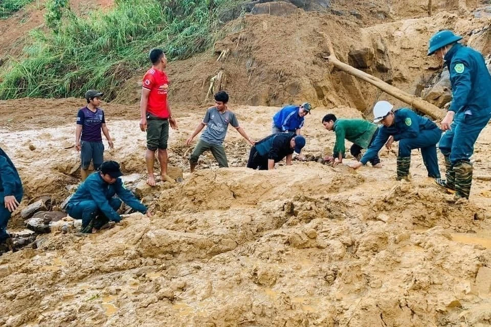 职能力量正搜寻在广南省福山县发生的山体滑坡事故中的遇难者。图自越通社