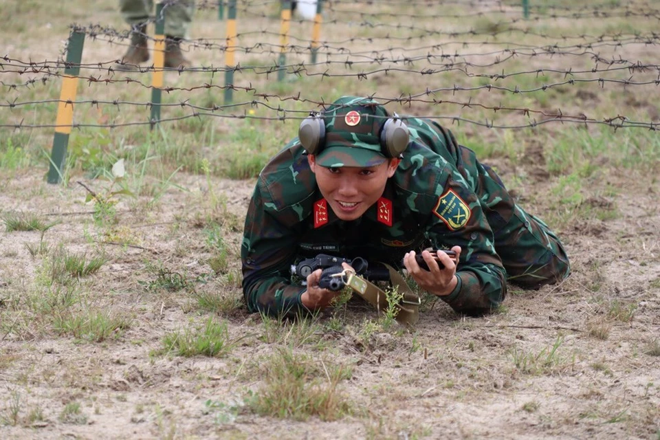 越南狙击手出色完成国际军事比赛“射手境界”项目第三轮比赛。图片来源：越通社