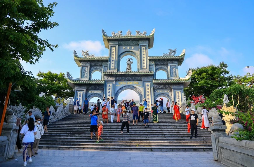 坐落在和海村的山茶半岛上的灵应寺是来岘港市旅游时，游客非去不可的信仰旅游景点。图自Vietnam+