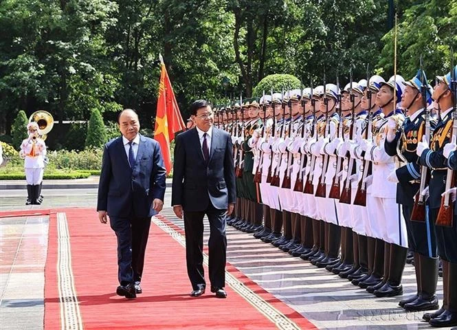 2021年6月28日，越南国家主席阮春福主持仪式，欢迎老挝人民革命党中央总书记、国家主席通伦•西苏里对越南进行正式友好访问。图自越通社