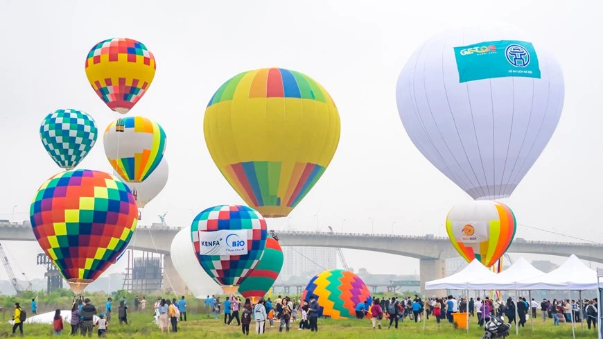 五彩缤纷的热气球缓缓升空。图自越通社/ Vietnam+