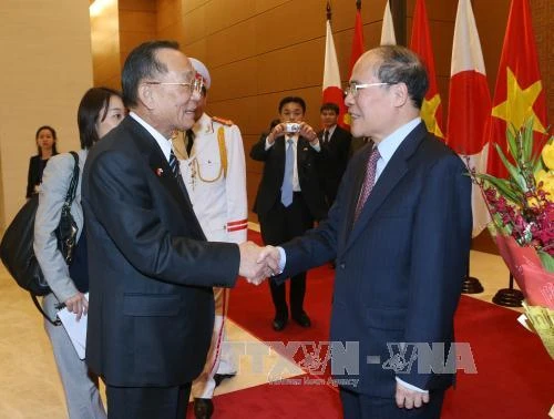 越南国会主席阮生雄欢迎日本参议院议长山崎正昭到访。（图片来源：越通社）