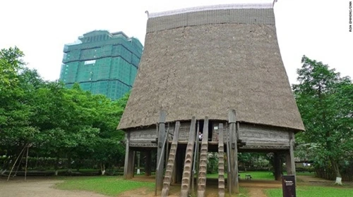 今日的埃地族、巴拿族、嘉莱族同胞仍然建设吊脚屋。他们主要居住在得乐、嘉莱及昆嵩等省市（图片来源：vnexpress.net）