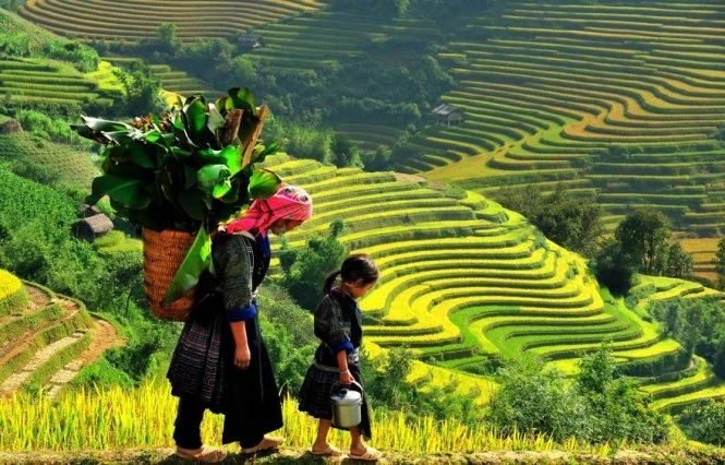 少数民族母女在回家的路上。