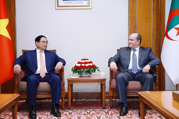 政府总理范明政与阿尔及利亚总理赛菲·喀里布举行会谈