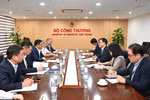 越南工贸部代理部长黎孟雄与韩国驻越南大使崔泳三举行工作会谈。图自moit.gov.vn