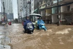 受第5号台风影响河内多条街道局部被淹。图自越通社
