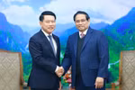越南政府总理范明政会见老挝沙伦塞·贡马西。图自越通社