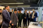 越南副总理阮志勇和其他代表听取了关于人工智能与数字孪生研发中心及卓越中心的报告。图自qdnd.vn