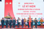 越共中央总书记苏林向第九军区武装力量授予人民武装力量英雄称号。图自越通社
