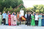 旅居哈瓦那越南人代表在胡志明主席塑像献花。图自越通社