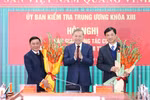 越共中央总书记苏林向陈锦秀和阮维玉送花。图自越通社