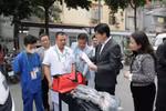 河内市卫生局局长阮仲面检查服务大会的医疗设备。图自越通社