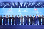 越南国家主席梁强和老挝人民革命党中央委员会总书记、国家主席通伦·西苏里出席仪式。
