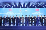 越南国家主席梁强和老挝人民革命党中央委员会总书记、国家主席通伦·西苏里出席仪式。