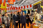 越南驻法国大使丁全胜和巴黎博览会组委会主任斯蒂夫·阿巴佐立参观越南展位。图自越通社