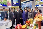 越南政府副总理陈红河参观越南商品展位。图自越通社