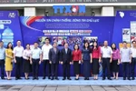 越共中央委员、中央宣教与民运部副部长赖春门率团造访越南通讯社并向越通社全体领导、干部、新闻工作者、编辑、技术人员和其他劳务人员致以热烈祝贺。图自越通社