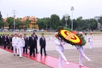 南非总统马塔梅拉·西里尔·拉马福萨瞻仰胡志明主席。图自越通社