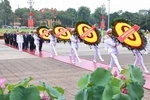 由越共中央总书记苏林率领的越南党和国家现任、前任领导人代表团入陵瞻仰胡志明主席遗容。图自 越通社