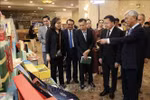 各位代表参观2024年越老贸易投资促进论坛的展位。图自越通社