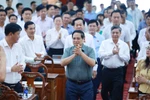 越南政府总理范明政走访芹苴市选民。图自越通社