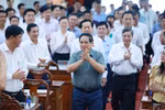 越南政府总理范明政走访芹苴市选民。图自越通社