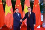 越南政府总理范明政和中国国务院总理李强。图自越通社