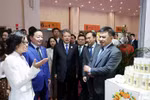 陈红河副总理参观越南展位。图自越通社