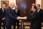 越南驻埃及兼驻黎巴嫩大使阮辉勇向黎巴嫩总统约瑟夫·奥恩（Joseph Aoun）递交越南国家主席梁强的委任书。图自越通社